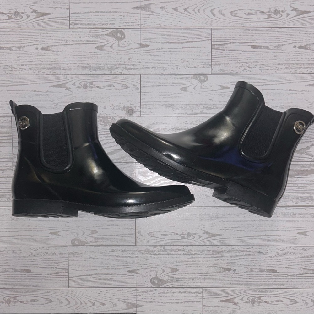 MK Michael Kors Black Heeled Boots With Silver Logo, Pull On Style Size 10